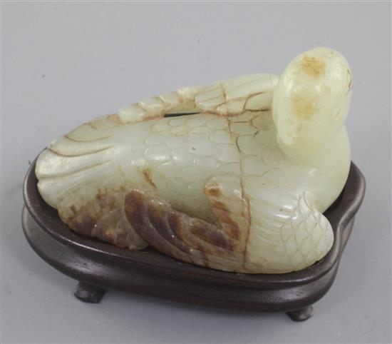 A Chinese celadon and russet jade figure of a recumbent bird, Ming dynasty, length 6.4cm, slight edge chips